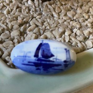 Vintage Holland Delfts porcelain brooch